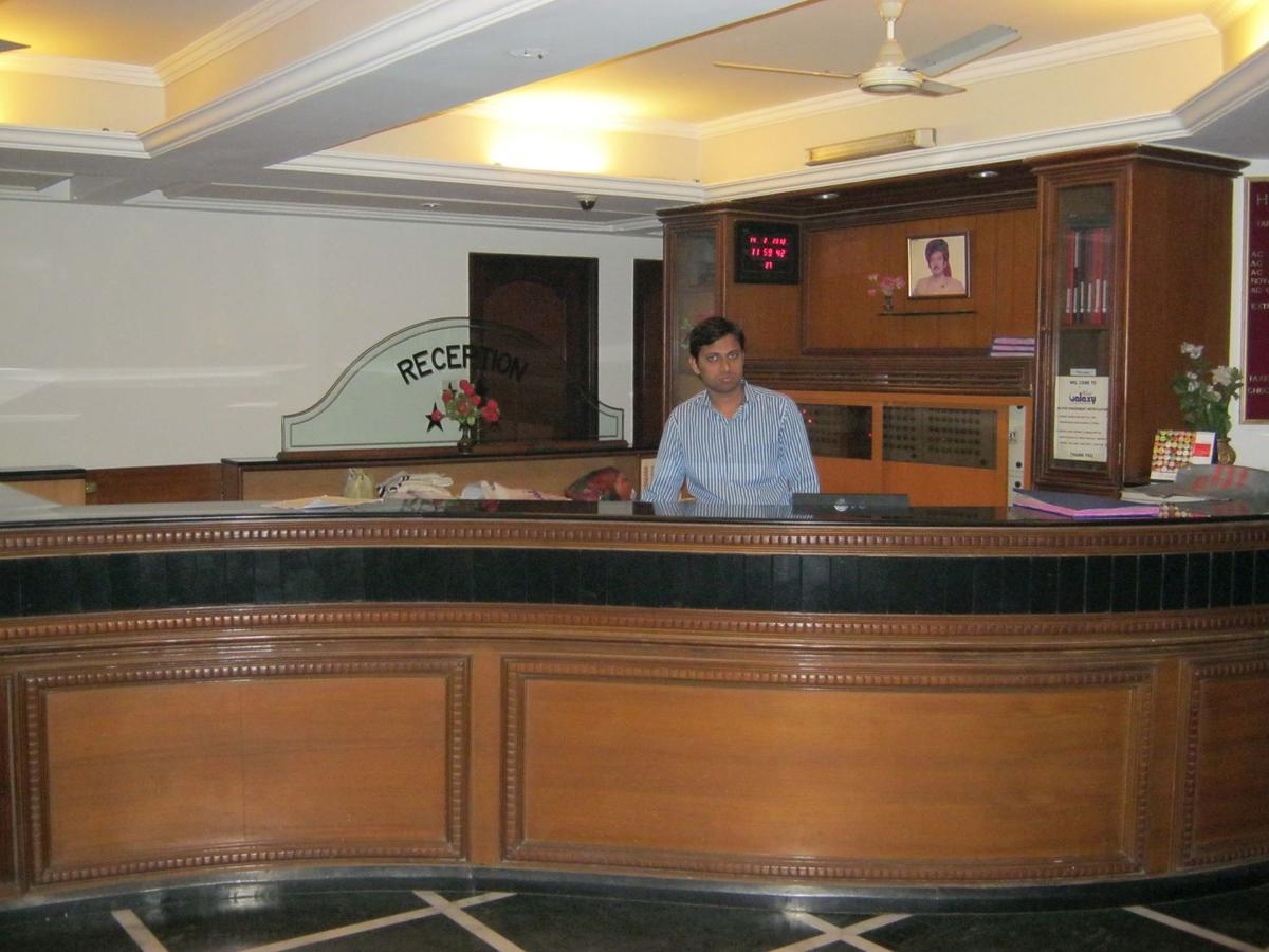 Hotel Galaxy Surat Exterior foto
