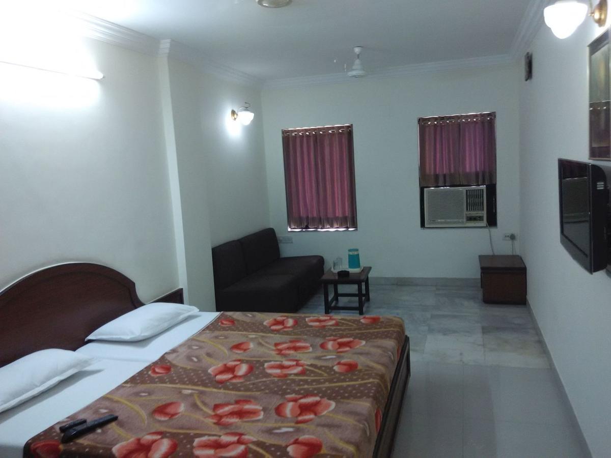 Hotel Galaxy Surat Exterior foto