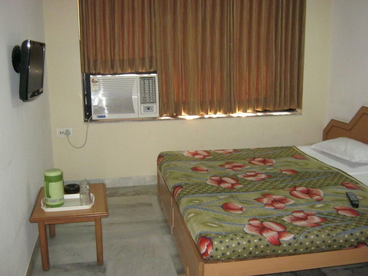 Hotel Galaxy Surat Exterior foto