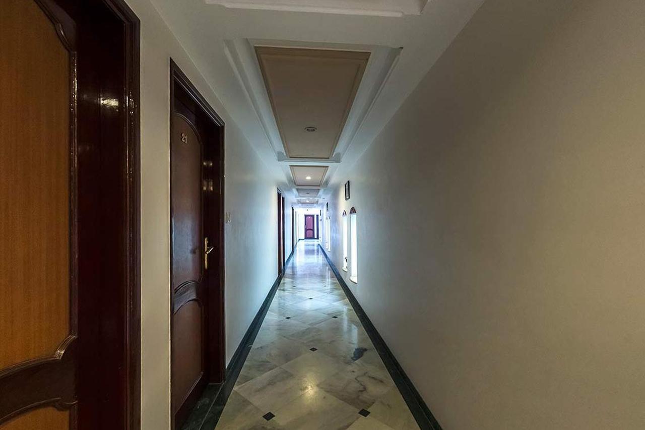 Hotel Galaxy Surat Exterior foto